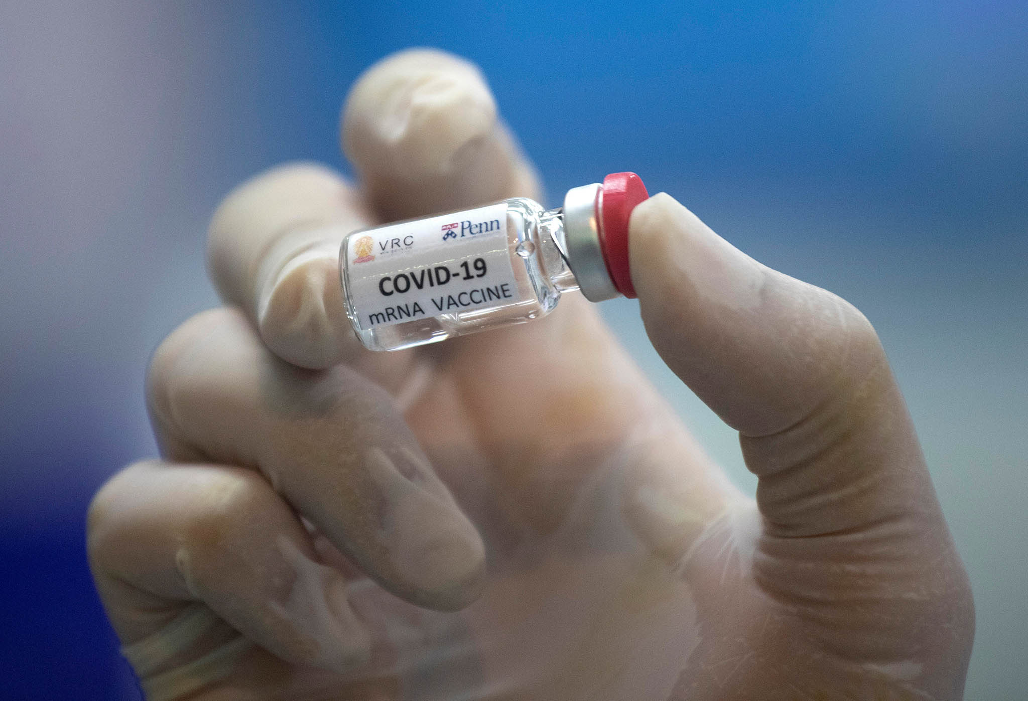 Vaccine mRNA, loại dùng để chống COVID-19, hoạt động như thế nào để bảo vệ con người?