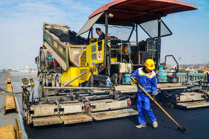 Cầu Thăng Long bắc qua sông Hồng, công trình ghi dấu mối quan hệ hữu nghị Việt Nam - Liên Xô, nối liền các tỉnh phía Bắc với Thủ đô Hà Nội